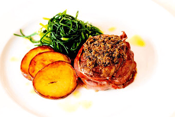 Filetto al tatufo avvolto nel prosciutto con patate e agretti