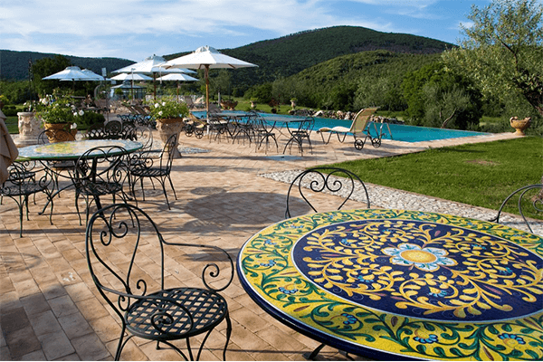 Gli esterni tenuta del gallo Agriturismo in Umbria con piscina e ristorante