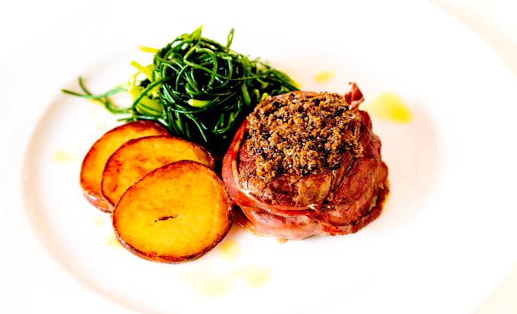 Filetto-al-tatufo-avvolto-nel-prosciutto-con-patate-e-agretti