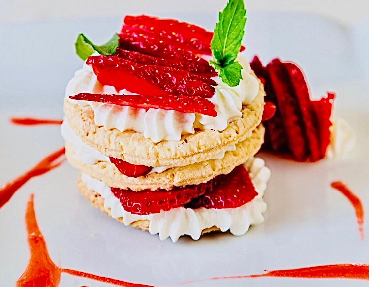 Millefoglie-con-crema-chantilly-fragole-del-nostro-giardino