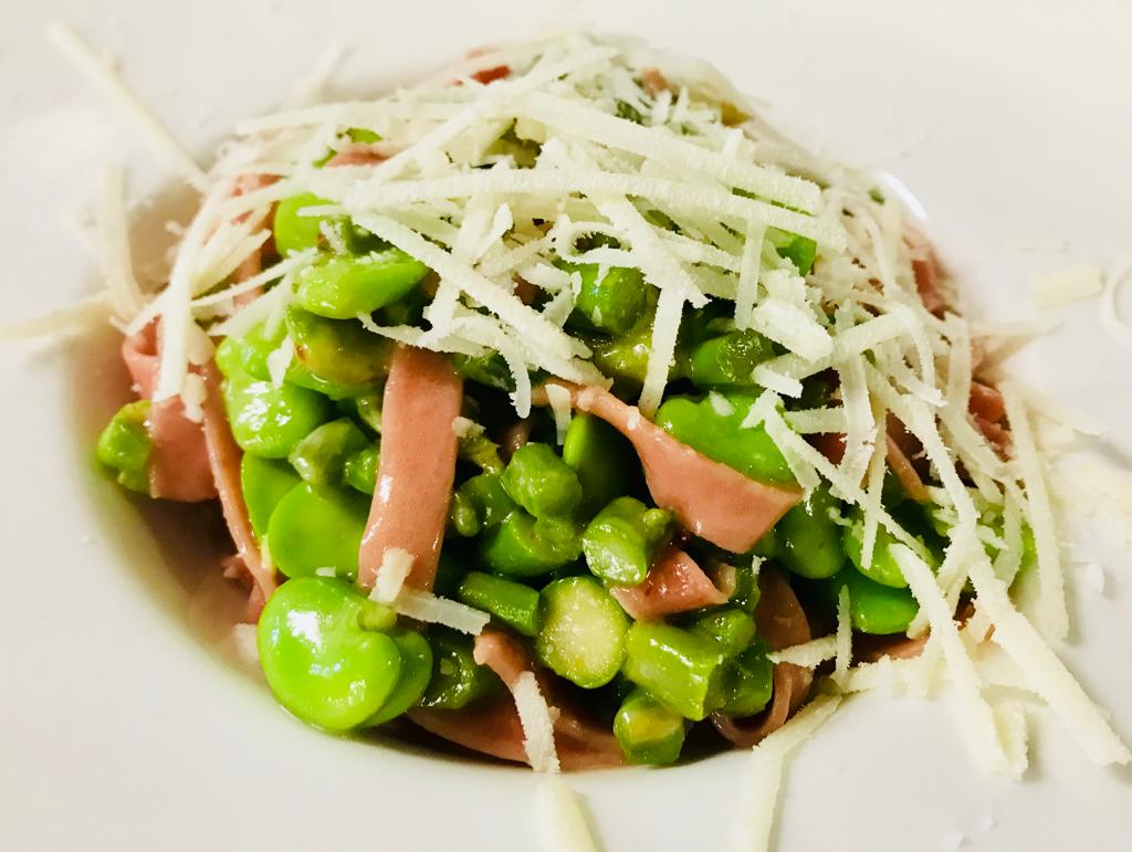 Tagliatelle-di-rapa-rossa-con-piselli-fave-pecorino