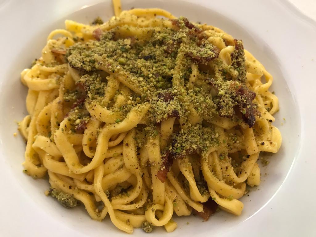 Tagliatelle-guanciale-pecorino-e-pianura-di-erbe-aromatiche