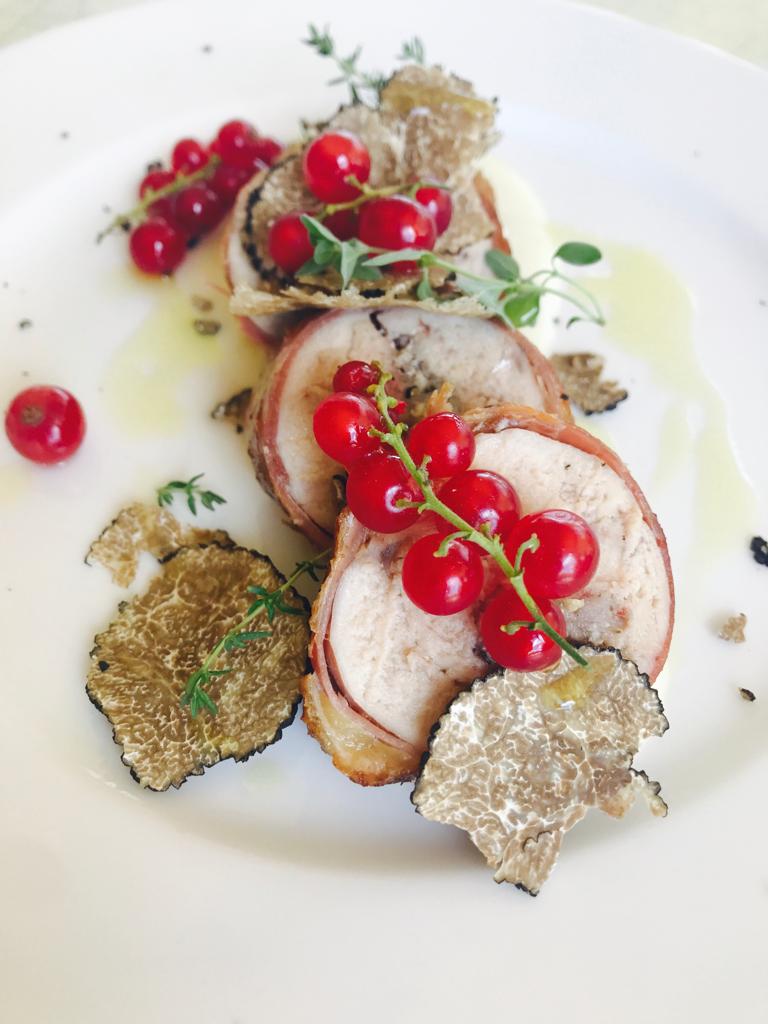 Faraona-lardella-con-tartufo-e-ribes-del-nostro-frutteto