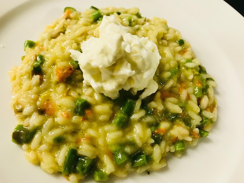 Risotto-fiori-di-zucca-asparagi-e-burrata