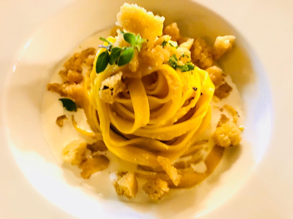 Tagliatelle-con-pane-croccante-alle-erbe-e-crema-di-patate