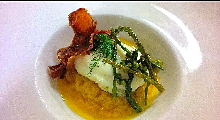 Uovo-poche-con-crema-di-taralli-asparagi-selvatici-e-guanciale