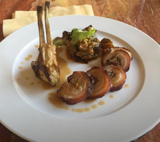 Variazione di maialino con pancetta porchetta con le nostre erbe aromatiche e caponata delle verdure del nostro orto